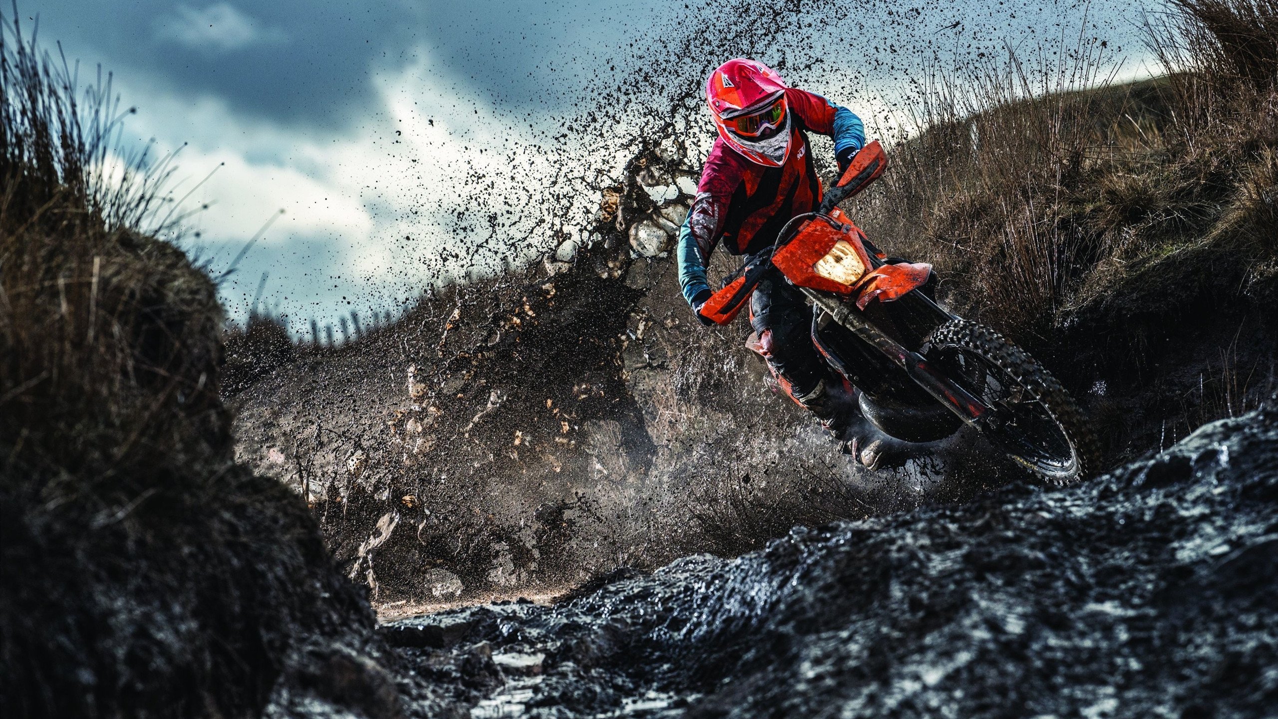 “豪车飙速：极致性能展现”，超级豪车